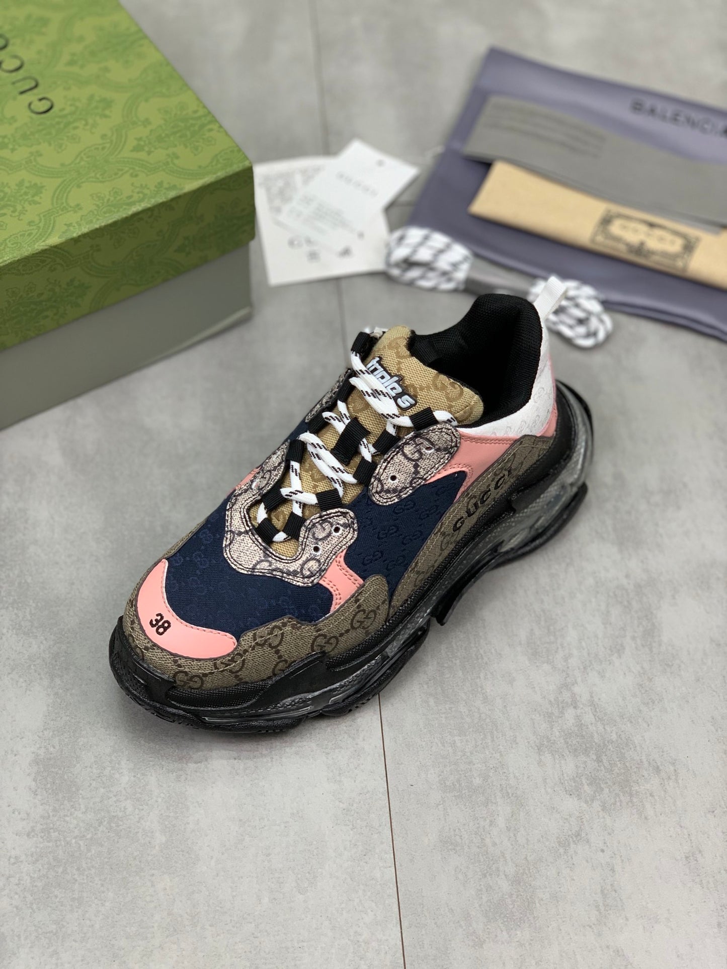 GUCCI x Balenciaga lace-up round toe low top Daddy shoes. The upper adopts imported cowhide