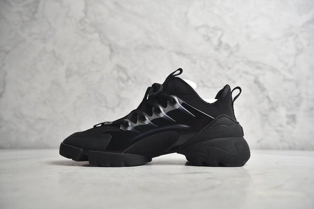 Dior 19ss adopts a chunky low-top design with cowhide and mesh fabric stitching upper and a carved