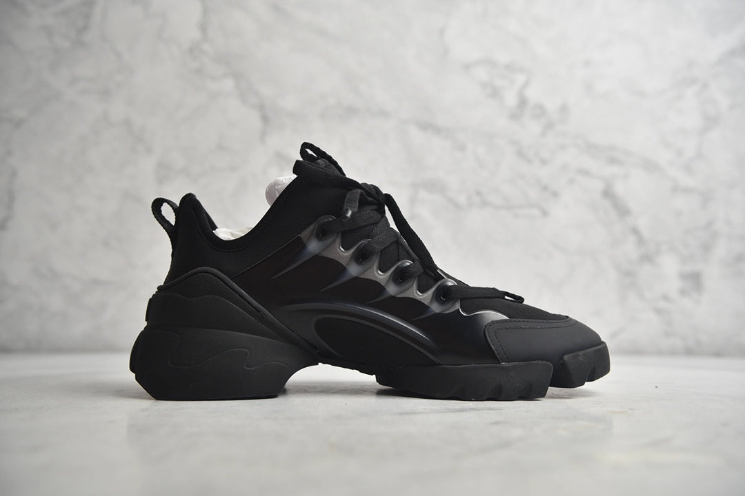 Dior 19ss adopts a chunky low-top design with cowhide and mesh fabric stitching upper and a carved