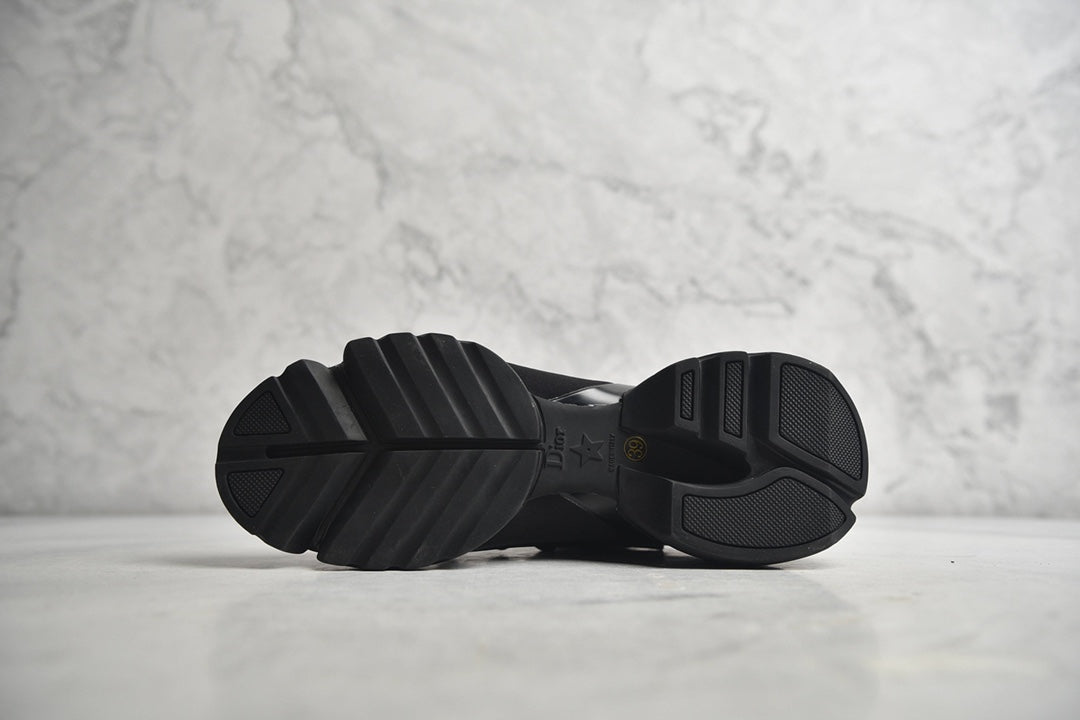 Dior 19ss adopts a chunky low-top design with cowhide and mesh fabric stitching upper and a carved