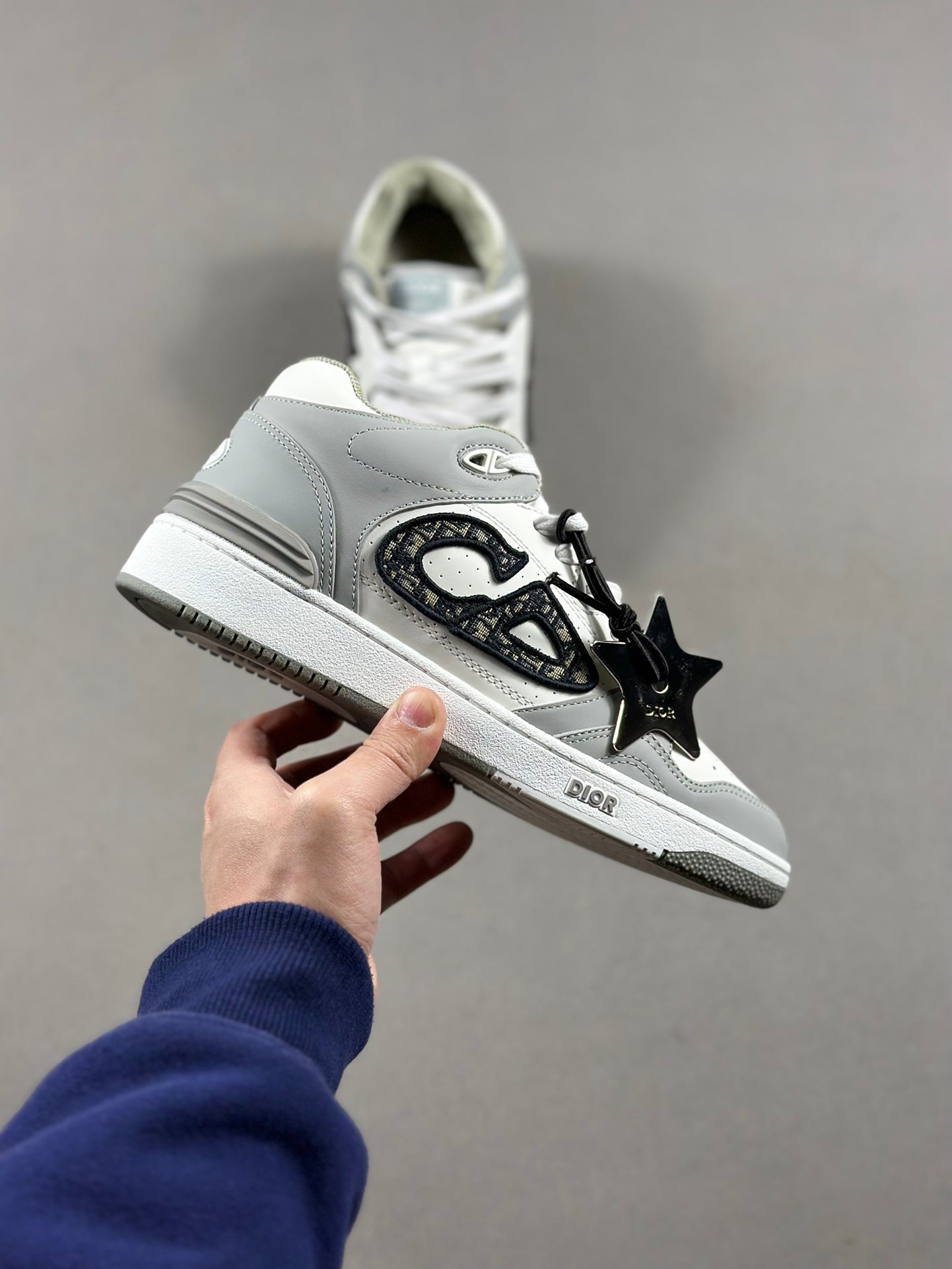 Dior B57 The shoelace holes are subtle and delicate, and the two-tone rubber soles, back mouth