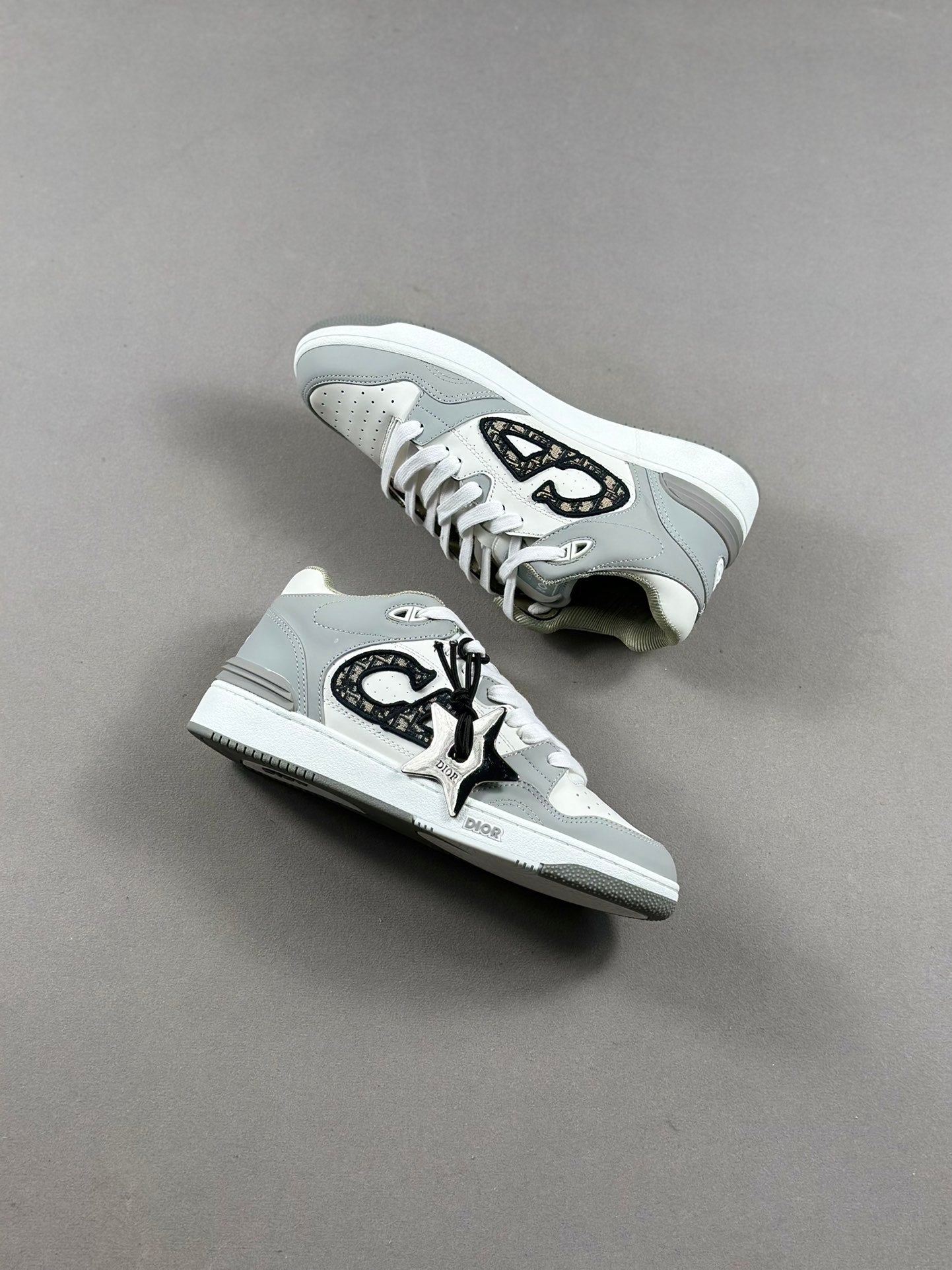 Dior B57 The shoelace holes are subtle and delicate, and the two-tone rubber soles, back mouth