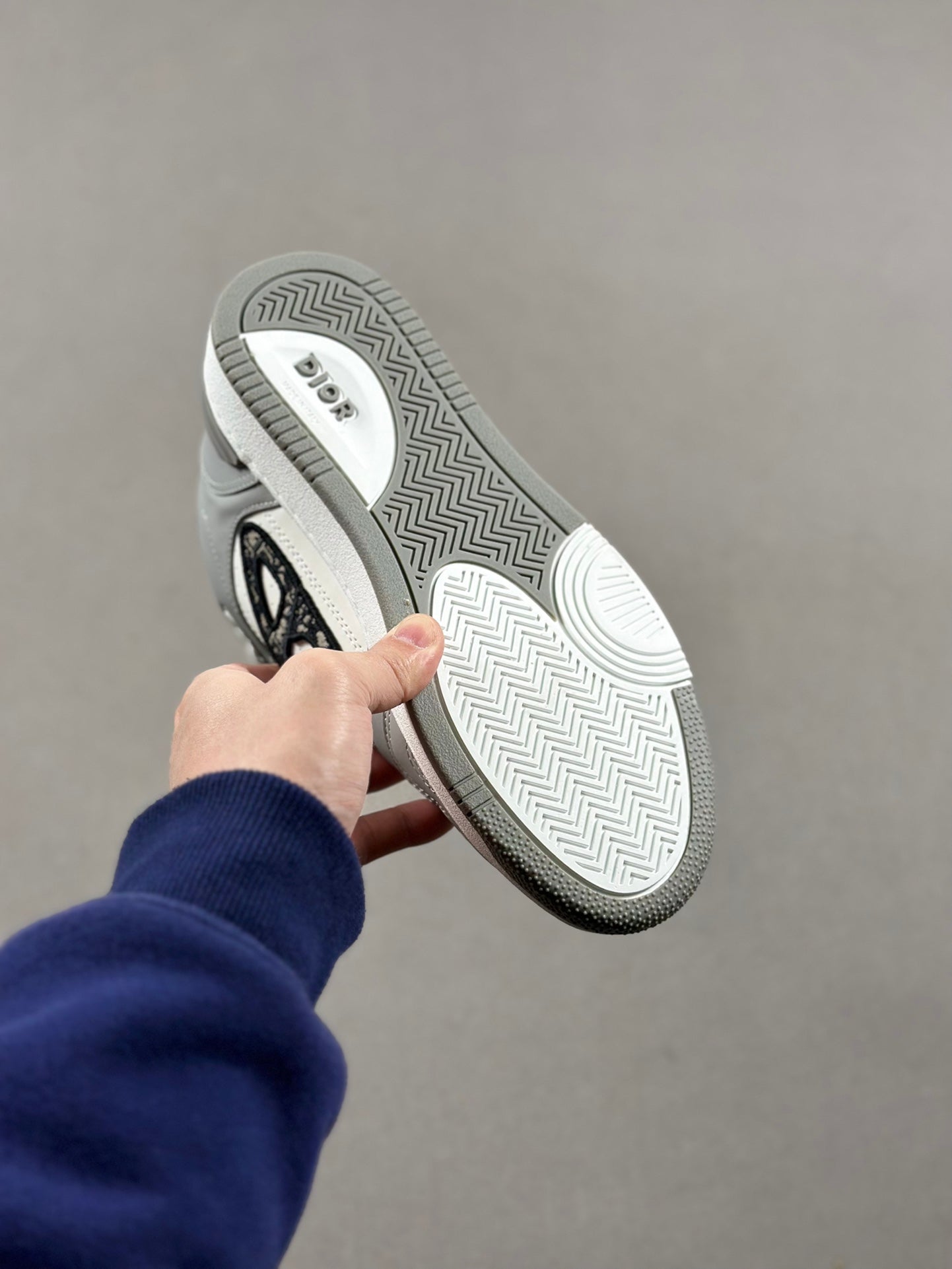 Dior B57 The shoelace holes are subtle and delicate, and the two-tone rubber soles, back mouth