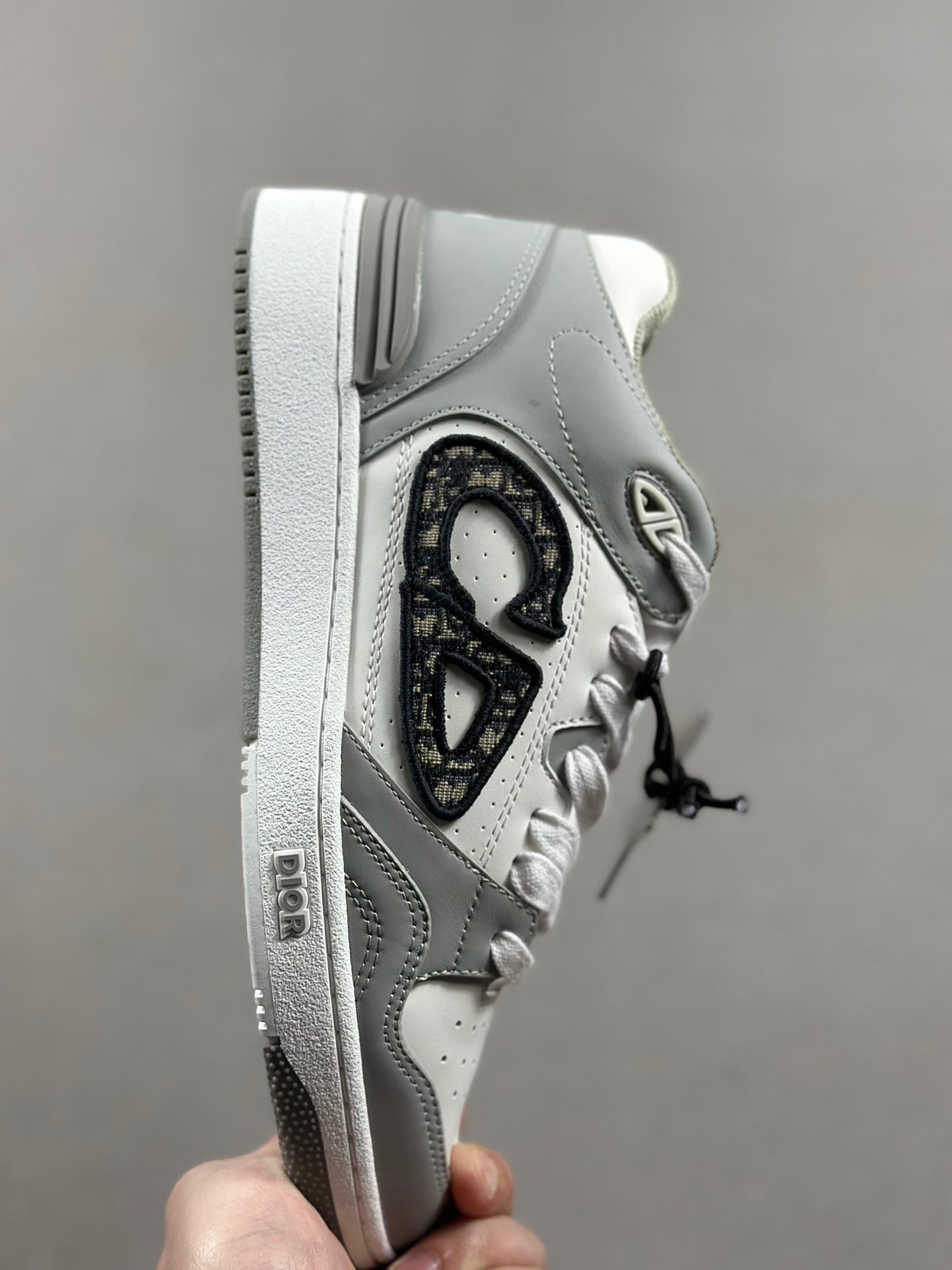 Dior B57 The shoelace holes are subtle and delicate, and the two-tone rubber soles, back mouth