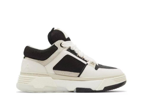 Tênis casual de vida masculino AMIRI, com ponta redonda, cadarço, antiderrapante e baixo-gola, na cor preta e branca.