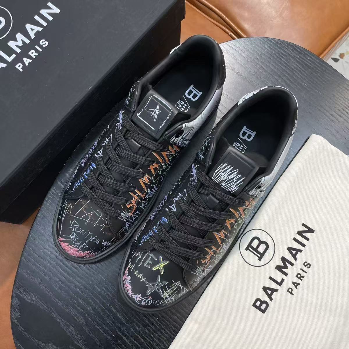 BALMAIN B-court, tênis de couro com estampa graffiti, para homens e mulheres, em cores branca e preta.