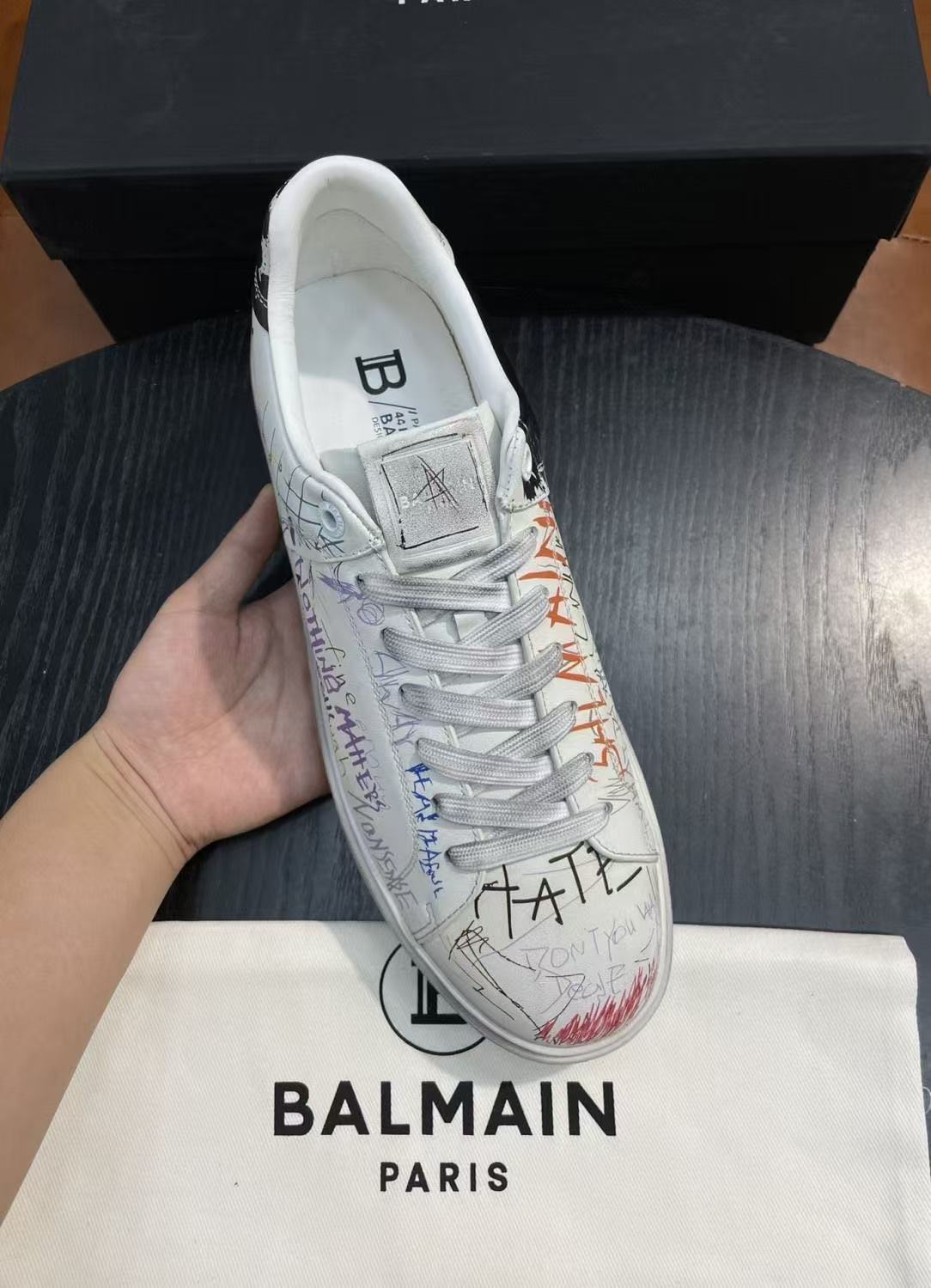 BALMAIN B-court, tênis de couro com estampa graffiti, para homens e mulheres, em cores branca e preta.
