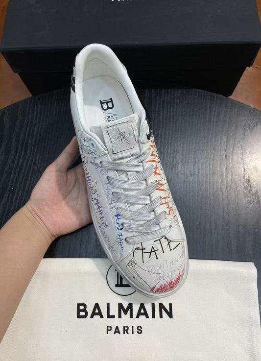 BALMAIN B-court, tênis de couro com estampa graffiti, para homens e mulheres, em cores branca e preta.