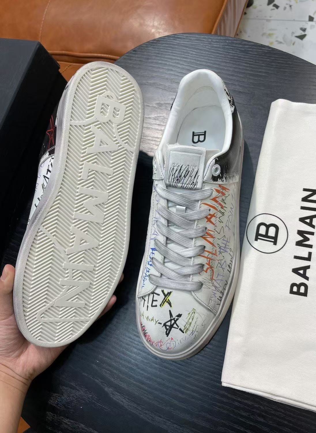 BALMAIN B-court, tênis de couro com estampa graffiti, para homens e mulheres, em cores branca e preta.