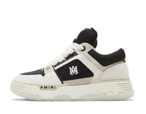 Tênis casual de vida masculino AMIRI, com ponta redonda, cadarço, antiderrapante e baixo-gola, na cor preta e branca.
